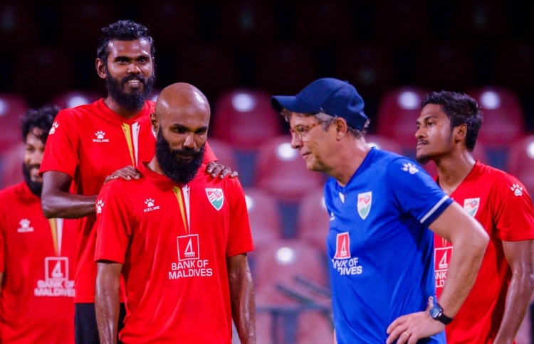 އެކުވެރިކަމުގެ މެޗެއް ނުކުޅެ ފުޓުބޯޅަ ޓީމު ފުރައިފި