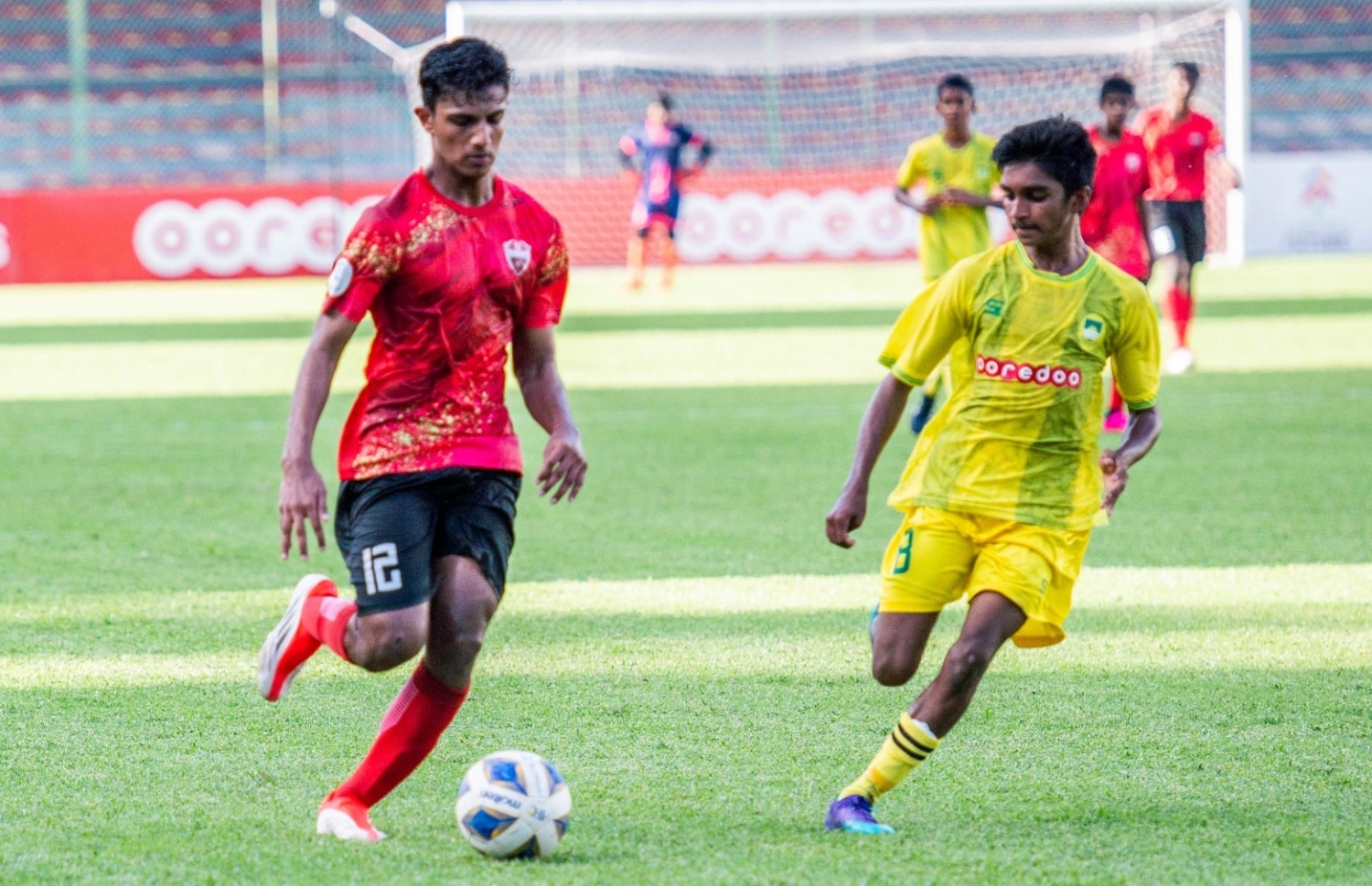 ޓީސީ ސްޕޯޓްސްގެ ޖޫލަން، މާޒިޔާ ކުޅުންތެރިއެއް ކައިރިން ބޯޅަ ހިފައިގެން ކުރިއަށް ދާން މަސައްކަތް ކުރަނީ، ޖޫލަން ވަނީ މެޗުގައި ދެ ގޯލު ޖަހައި، މެޗުގެ މޮޅު ކުޅުންތެރިޔާގެ މަގާމް ވެސް ހޯދާފައި.-- ފޮޓޯ: އެފްއޭއެމް