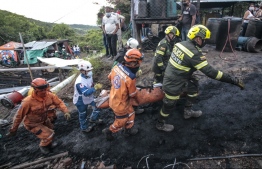 Members of the rescue teams carry the corpse of a miner in El Zulia, Norte de Santander department, Colombia, on the border with Venezuela, on June 4, 2022. - Eight workers are still trapped in a coal mine in northeastern Colombia after an explosion, and seven more were found dead since the rescue operations started five days ago, the state-owned National Mining Agency (ANM) reported on Saturday. -- Photo: Schneyder Mendoza / AFP
