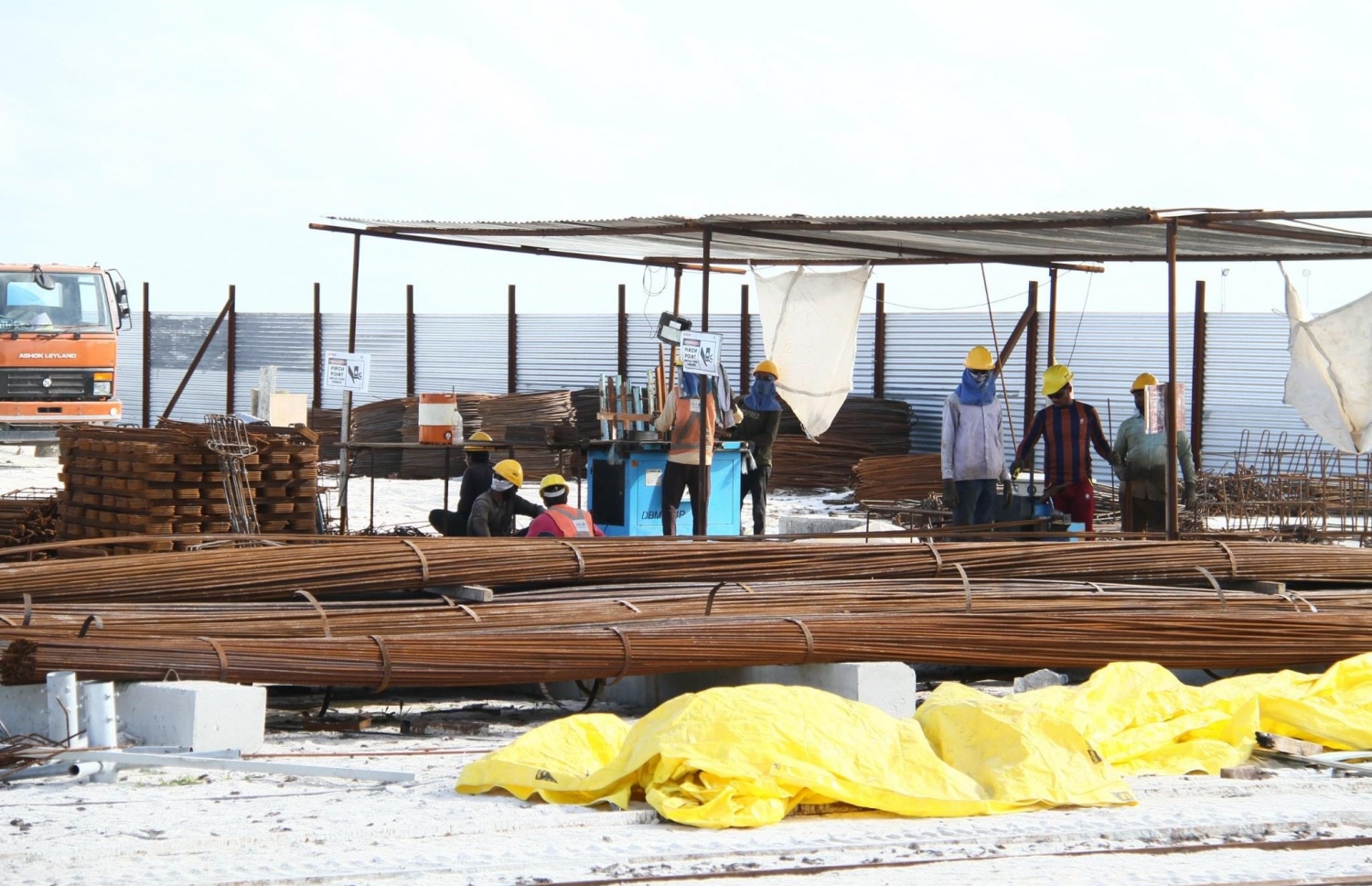 އައްޑޫ މަގު ހެދުމުގެ މަސައްކަތް ކުރިއަށް ދަނީ: އެ މަޝްރޫއު ވެސް ދީފައިވާ މުއްދަތަށް ނިންމާލެވޭނެ ކަމަށް އެފްކޮންސް އިން ބުނޭ -- ފޮޓޯ: އަައްޑޫ ސިޓީ ކައުންސިލް