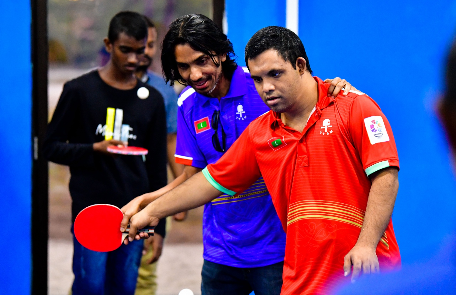 ފުވައްމުލަކު ޓީޓީ ސެންޓަރުގައި އަލީ (ވ) ކުއްޖަކަށް ބޯޅަ ޖަހަންވީ ގޮތް ކިޔައި ދެނީ: ފުވައްމުލަކުގެ ޓީޓީ ސެންޓަރު ހުޅުވިގެން ދިއުމުން އޭނާ ވަނީ ވަރަށް ބޮޑަށް ހިތްހަމަޖެހުން ފާޅުކޮށްފަ --- ފައިލް ފޮޓޯ: ރައީސް އޮފީސް