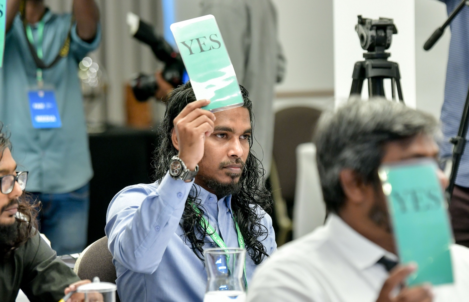 ފުޓްބޯލް އެސޯސިއޭޝަން އޮފް މޯލްޑިވްސްގެ (އެފްއޭއެމް) އަހަރީ ކޮންގްރެސްގައި ބައިވެރިވި ބައެއް މެމްބަރު ކްލަބްތަކުން ވޯޓް ދެނީ. -- ފައިލް ފޮޓޯ: ނިޝާން އަލީ | މިހާރު