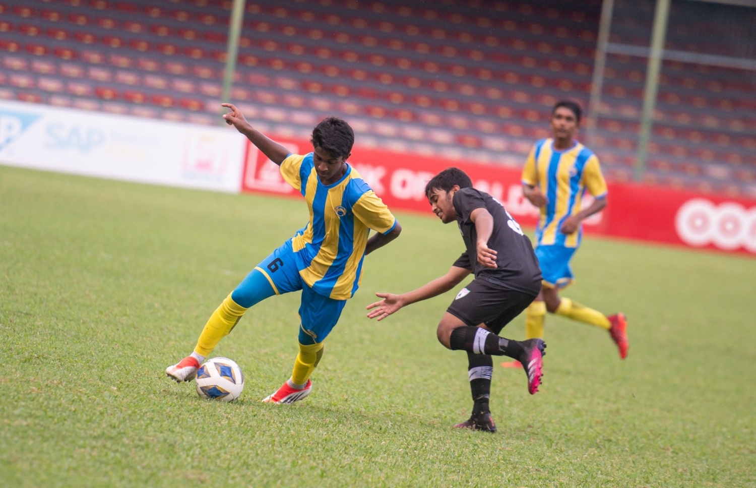 ވެލެންސިއާގެ އަހުމަދު އަކްމަލް ނިޒާމް، އީގަލްސް ކުޅުންތެރިއެއް ކައިރިން ނައްޓާފައި ކުރިއަށް ދަނީ.-- ފޮޓޯ: އެފްއޭއެމް