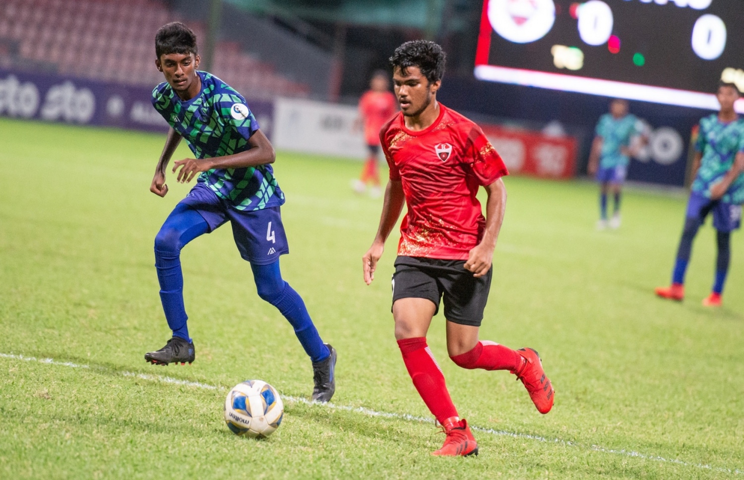 ސަސްއާ ދެކޮޅަށް ކުޅުނު މެޗުގައި ޓީސީގެ މުހައްމަދު އާލިމް އަބްދުﷲ ބޯޅައާ އެކު ކުރިއަށް ދަނީ.-- ފޮޓޯ: އެފްއޭއެމް