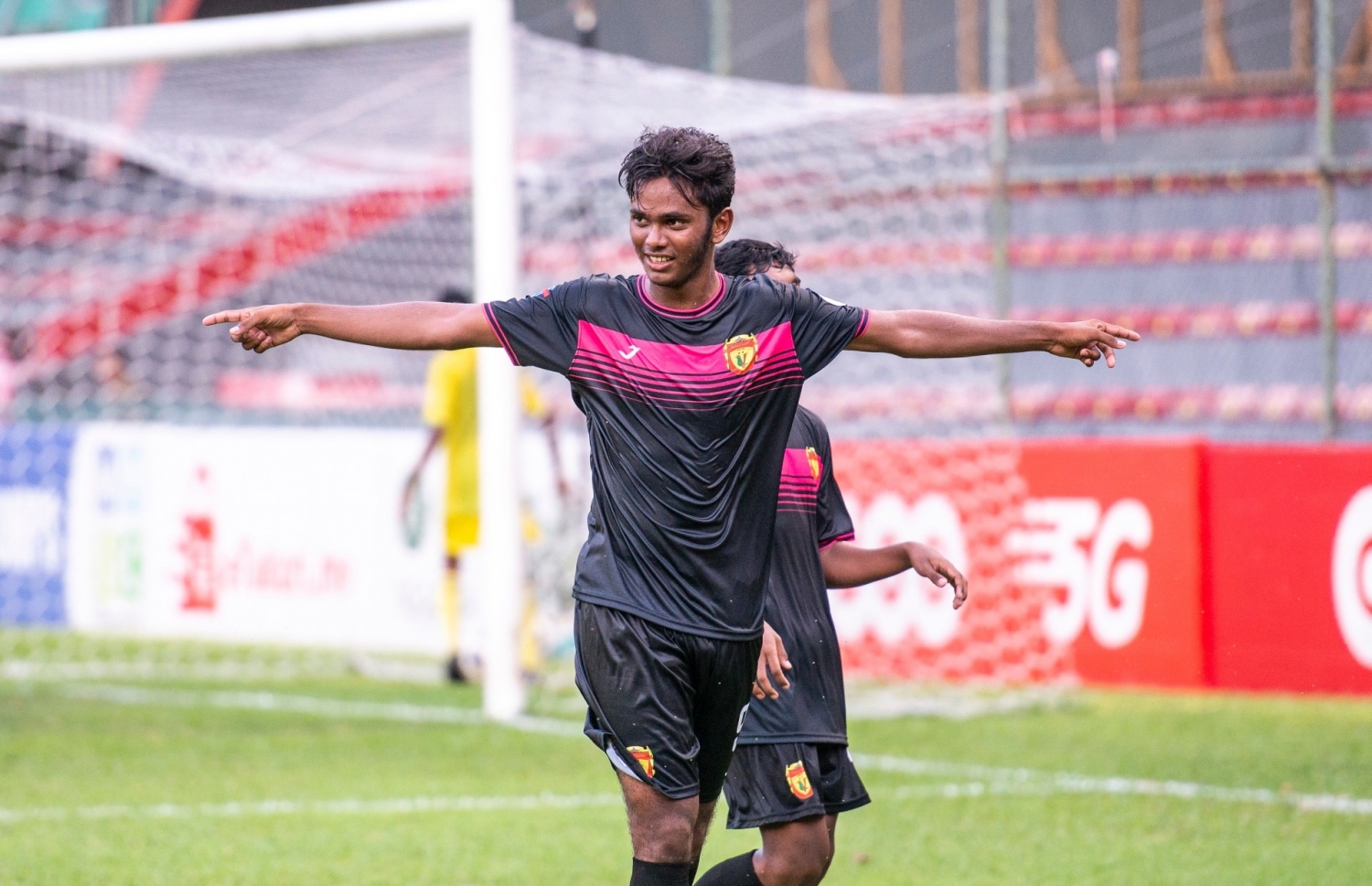 ޔޫވީގެ އަހުމަދު އަޒުލާން އަލީ، މާޒިޔާ ކޮޅަށް ލަނޑު ޖެހުމަށް ފަހު އުފާފާޅުކުރަނީ.-- ފޮޓޯ އެފްއޭއެމް