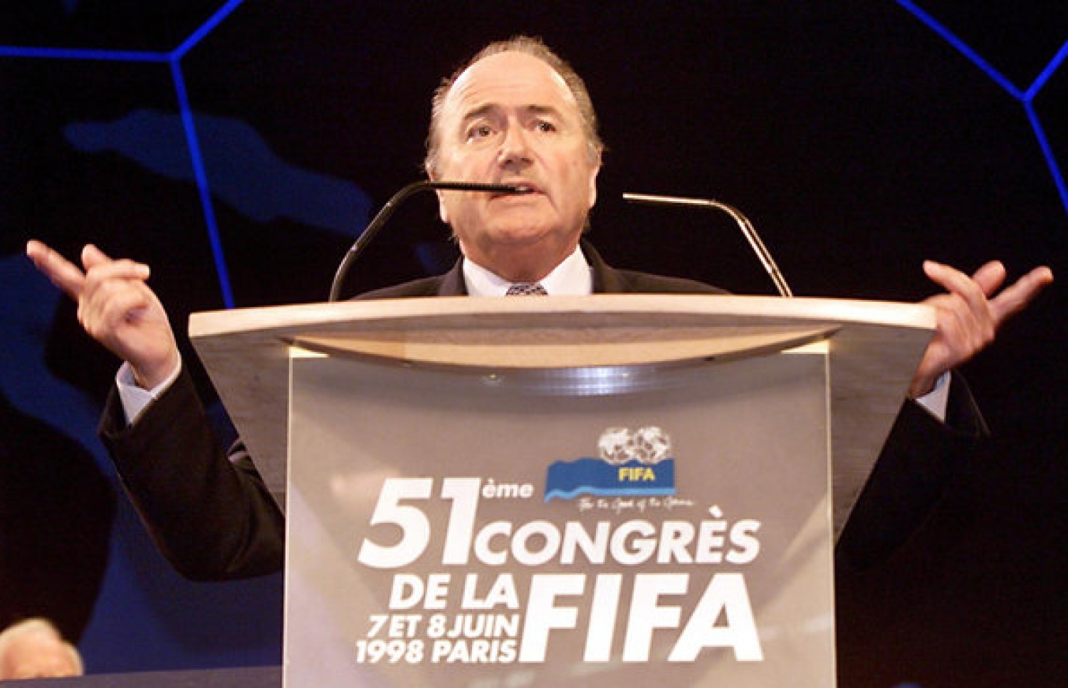 ބްލެޓާ 1998 ގައި؛ ފީފާގެ ރައީސްކަމަށް ފުރަތަމަ ހޮވުނު އަހަރު ފީފާ ކޮންގްރެސްގައި ވާހަކަ ދައްކަވަނީ.-- ފޮޓޯ: އޭއެފްޕީ