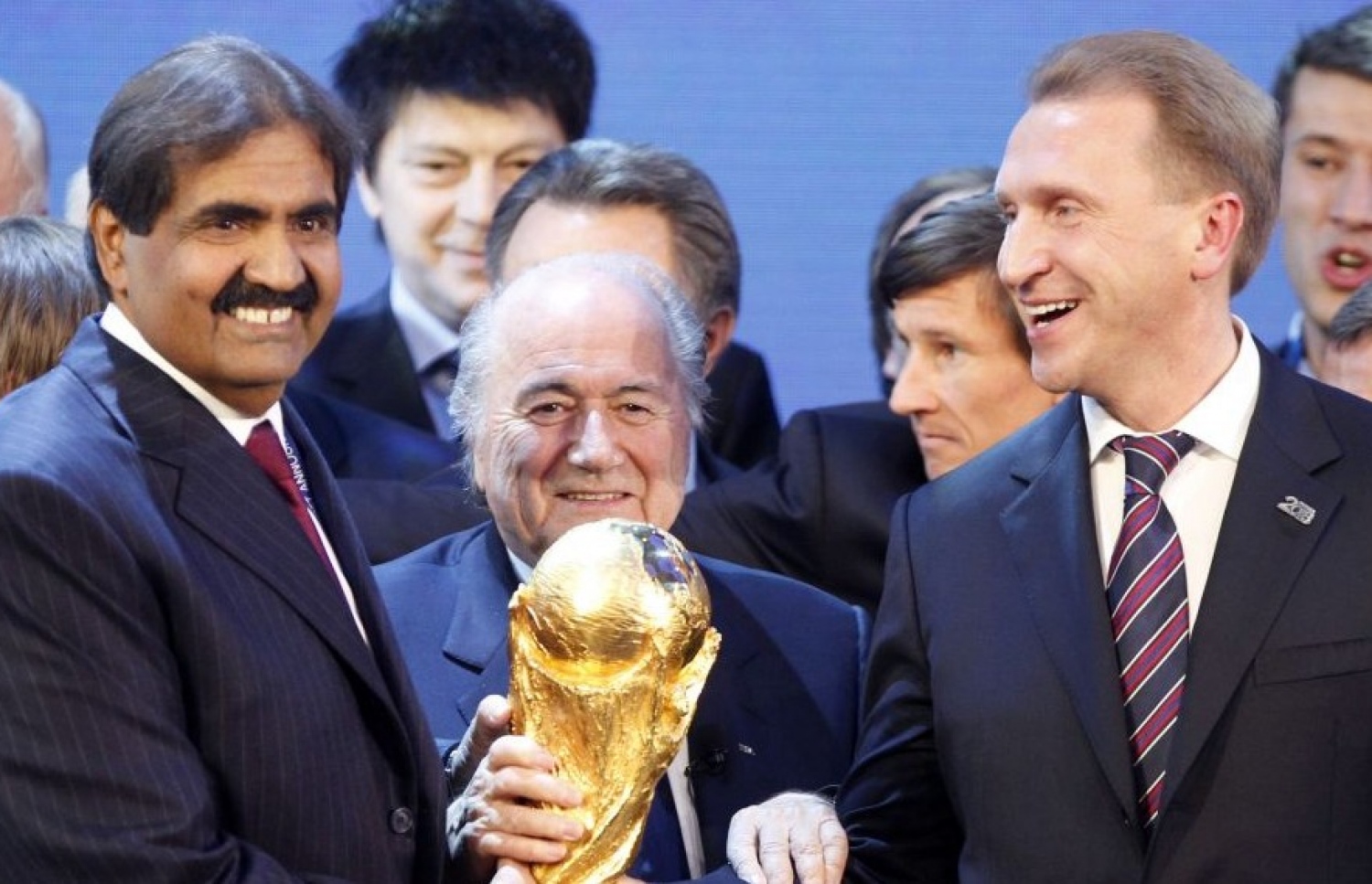 ރަޝިއާ އަދި ގަތަރުގައި ވޯލްޑް ކަޕް ބާއްވަން އިއުލާން ކުރުމަށް ފަހު ބްލެޓާ (މ)، ރަޝިއާގެ ޑެޕިއުޓީ ޕްރައިމް މިނިސްޓަރު އިގޯ ޝުވަލޯވް (ކ) އަދި ގަތަރުގެ އަމީރު ޝެއިހް ހަމަދު ބިން ޚަލީފާ (ވ).-- ފޮޓޯ: އޭޕީ