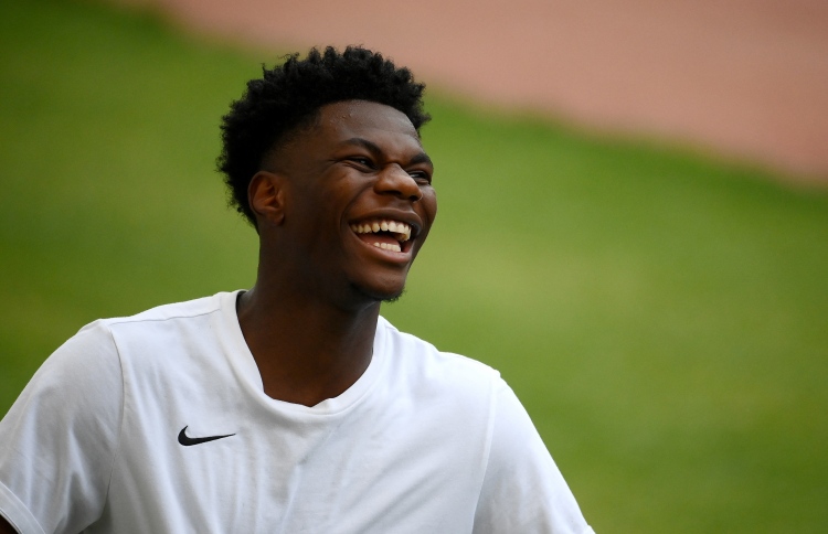 ޗުއަމެނީގެ ސޮއި ހޯދުމުގެ ރޭހުގެ ކުރި ރެއާލުން ހޯދައިފި