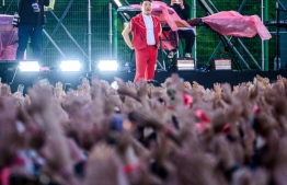 In this picture taken on May 27, 2022, South Korean singer and producer Psy (C) looks out to the crowd as he performs during a concert at an outdoor venue in the grounds of the Korea University in Seoul. -- Photo: Anthony Wallace / AFP