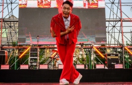 In this picture taken on May 27, 2022, South Korean singer and producer Psy bows after a song during a concert at an outdoor venue in the grounds of the Korea University in Seoul. -- Photo: Anthony Wallace / AFP