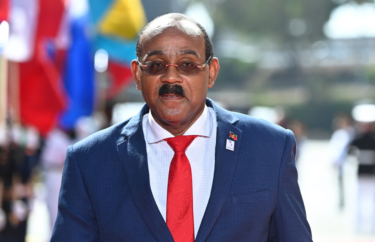 އެމެރިކާގެ ކެލިފޯނިއާގެ ލޮސް އެންޖަލްސްގައި، ޖޫން 8، 2022 ގައި ފެށި އެމެރިކާ ބައްރުގެ ގައުމުގަކުގެ ވެރިންގެ މަހާސިންތާ ހުޅުވުމުގެ ޖަލްސާ އަށް، އެންޓީގުއާ އެންޑް ބާބިއުޑާގެ ބޮޑުވަޒީރު ގެސްޓަން ބްރައުން ވަޑައިގަންނަވަނީ. --އޭއެފްޕީ