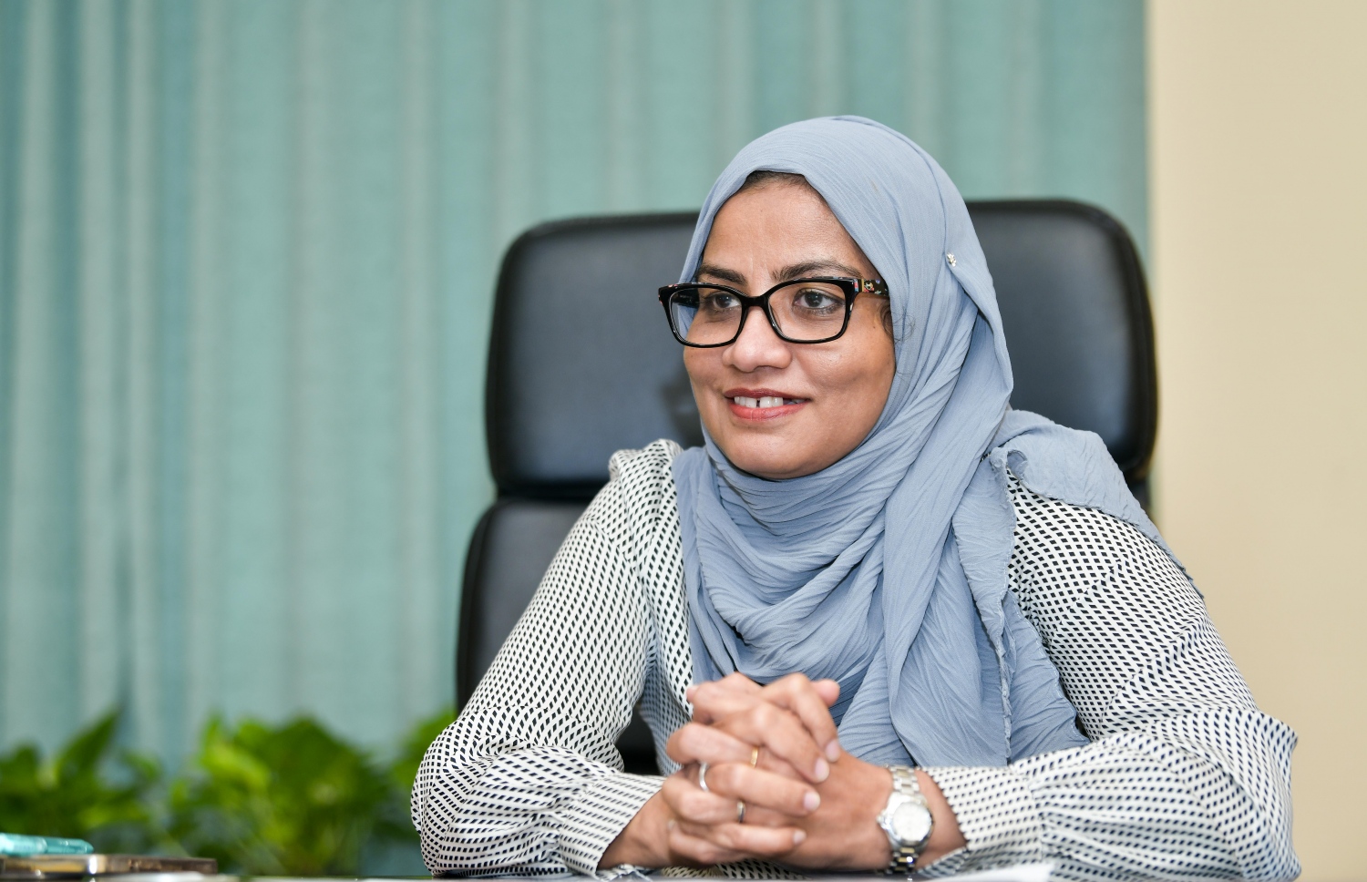 އެމްއެންޔޫގެ ނާސިން ސްކޫލްގެ ޑީން އާސިއާ "މިހާރު" އަށް އިންޓަވިއުދެއްވަނީ.-- ފޮޓޯ: ނިޝާން އަލީ/ މިހާރު