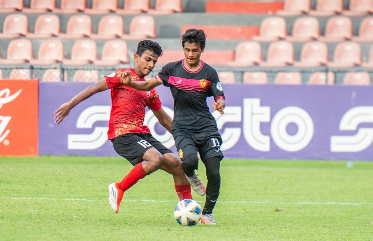 ޔޫވީގެ މުހައްމަދު އުނެއިސް ބިން ނޫހް (ކ) އަތުން ބޯޅަ ހޯދަން ޓީސީ ސްޕޯޓްސްގެ މުހައްމަދު ޖޫލަން ޝަފީއު (ވ) މަސައްކަތް ކުރަނީ.-- ފޮޓޯ: އެފްއޭއެމް