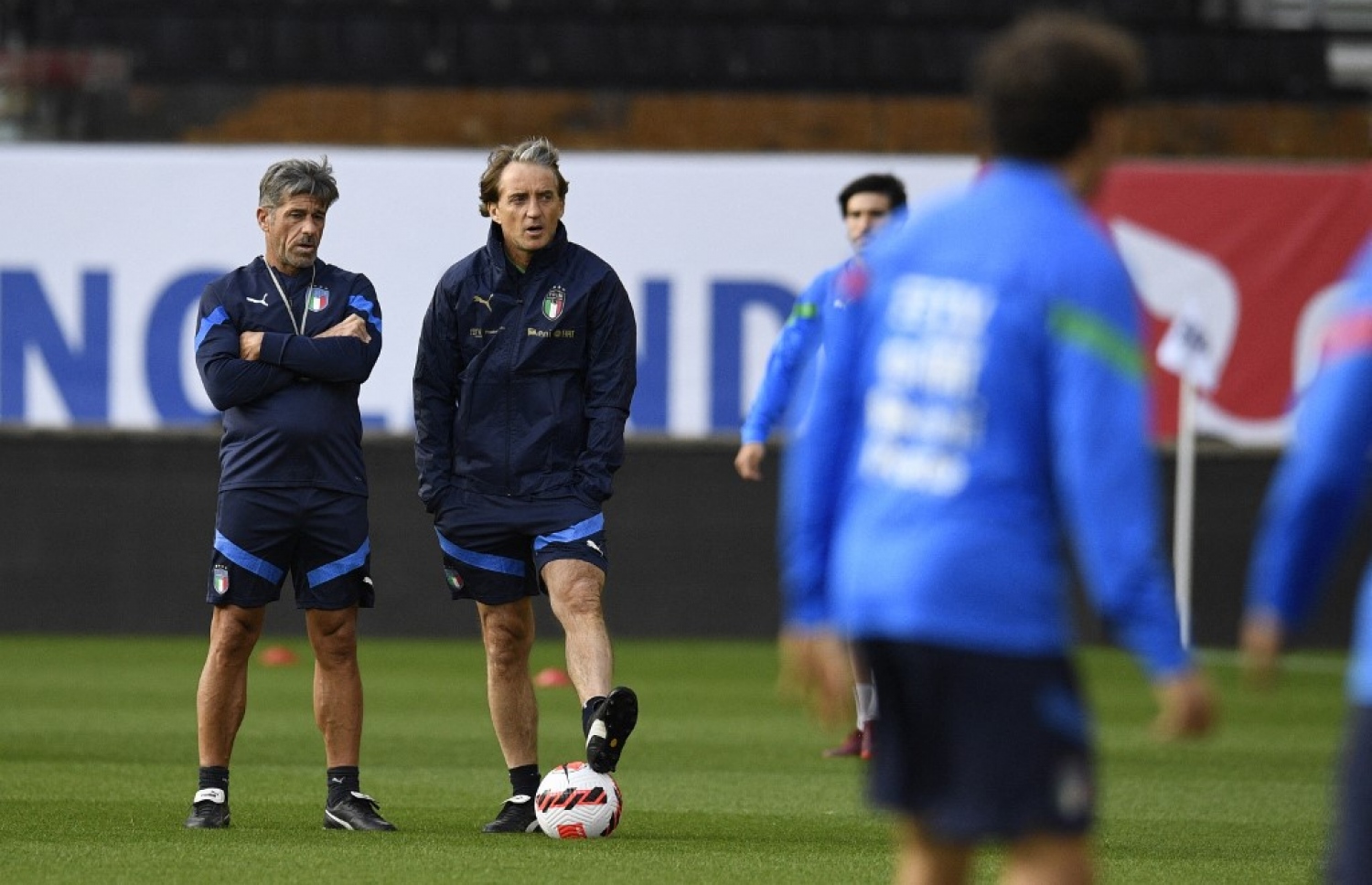 މޮލިނެކްސް ސްޓޭޑިއަމްގައި އިޓަލީގެ ފަރިތަކުރުންތަކުގެ ތެރެއިން އެޓީމުގެ ކޯޗު މަންޗިނީ.-- ފޮޓޯ: އޭއެފްޕީ