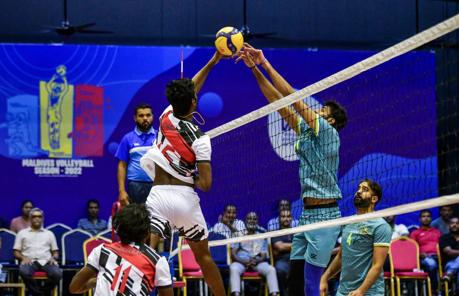 ވެމްކޯ އާއި އޮފްއެފްސީ ކުޅުނު މެޗުގެ ތެރެއިން: ވެމްކޯއިން މެޗު ކާމިޔާބު ކުރީ 3-1 ސެޓުން --- ފޮޓޯ: ފަޔާޒު މޫސާ | މިހާރު