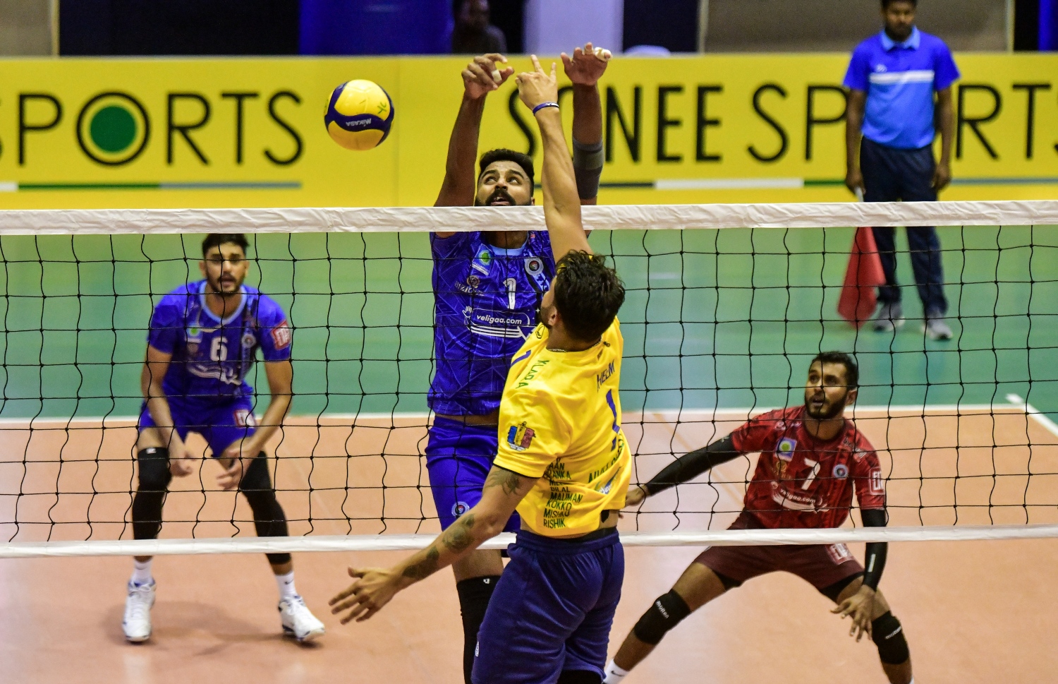 ޕޮލިހާއި ގްޑީސް ކުޅުނު މެޗުގެ ތެރެއިން ގްޑީސްގެ ބިދޭސީ ކުޅުންތެރިޔާ ބޯޅަ ފޮނުވާލާއިރު ޕޮލިހުގެ ބިދޭސީ ކުޅުންތެރިން ބޯޅަ ބްލޮކް ކުރަން މަސއްކަތް ކުރަނީ: މުބާރަތަށް ބިދޭސީ ކުޅުންޔތެރިން ހަމަޖައްސައި ދިނީ ވީއޭއެމުން  --- ފޮޓޯ: ފަޔާޒު މޫސާ | މިހާރު