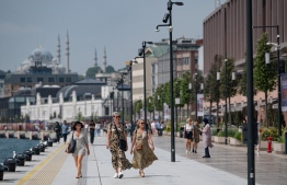 Visitors stroll in Galataport in Istanbul, on June 03, 2022. - Galataport, located in Istanbul's neighborhood of Karakoy, is set to energise cruise tourism from the Mediterranean Sea to the Black Sea amidst Turkish economy tailspin over a weakening lira currency and soaring inflation. -- Photo: Yasin Akgul/ AFP