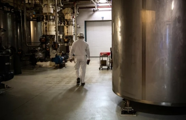 ޗޮކޮލެޓް ޓޭންކަކަށް ވެއްޓުނު ދެ މީހުން ސަލާމަތްކޮށްފި