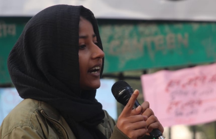 އިންޑިއާގައި މުސްލިމު އެކްޓިވިސްޓެއްގެ ގެ ތަޅާލައިފި