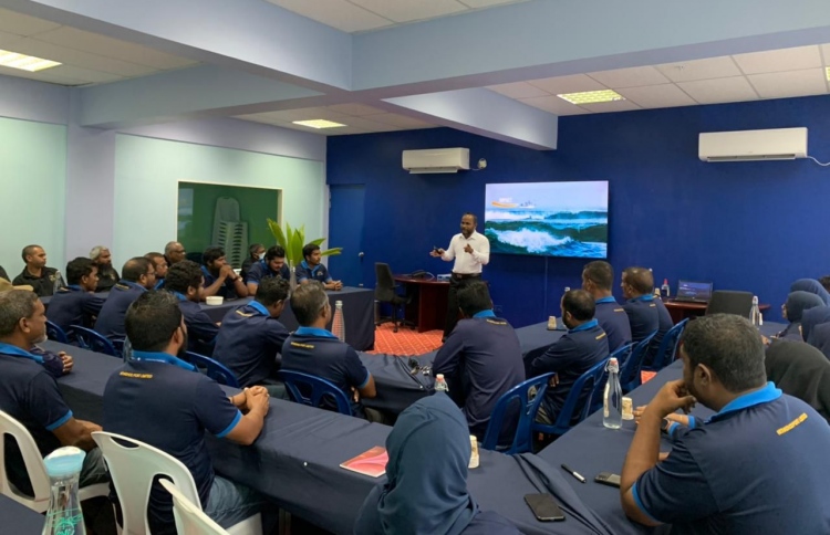 ހިތަދޫ ޕޯޓުގެ މުވައްޒަފުންނަށް ތަމްރީނު ދެނީ