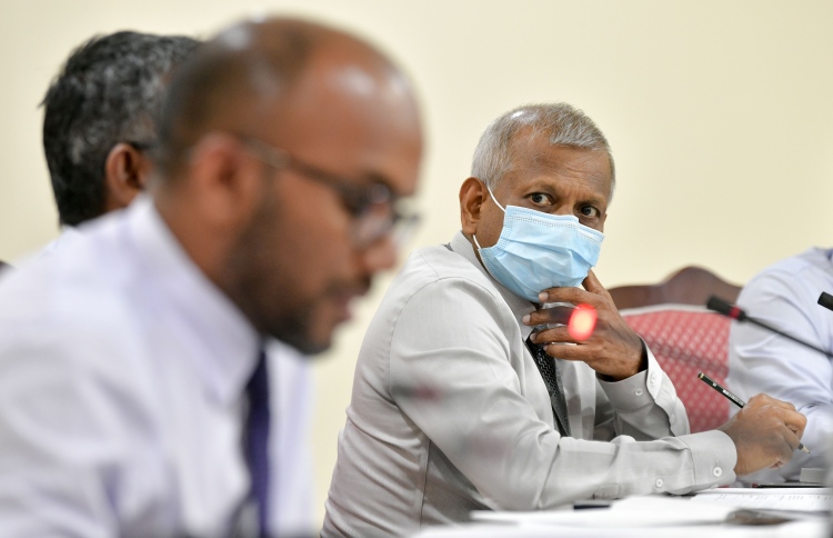 ގަވަރުނަރު އަލީ ހާޝިމް، ކުރީގެ ފިނޭންސް މިނިސްޓަރު އިބްރާހިމް އަމީރާ އެކު ރައްޔިތުންގެ މަޖިލީހުގެ މާލިއްޔަތު ކޮމިޓީގެ ބައްދަލުވުމެއްގައި: އިގުތިސާދީ ކާރިސާއެއްގެ ބިރު ބޮޑުވީ އިރުޝާދާއި ލަފާތަކަށް ނުބެލުމުން ކަމަށް ވިދާޅުވި - ފޮޓޯ: ނިޝާން އަލީ / މިހާރު