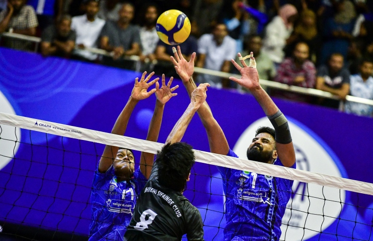 ސިފައިންގެ މައްޗަށް ޕޮލިހުން ފަހަތުން އަރައި މޮޅުވެއްޖެ