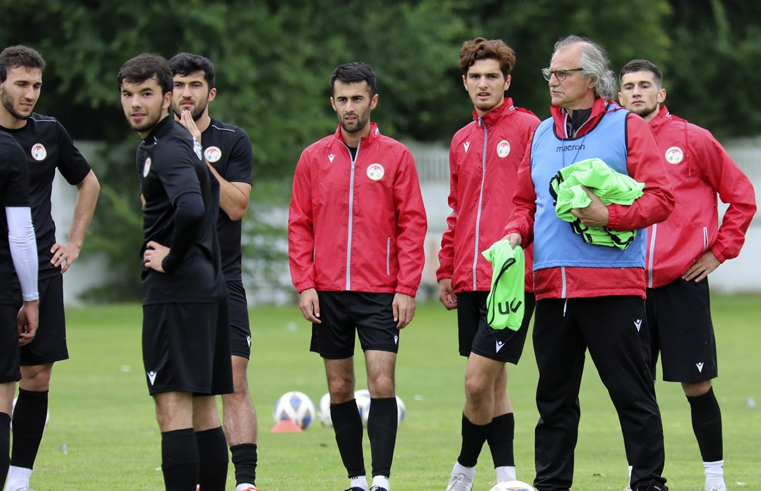 ސެގަޓް ތަޖިކިސްތާން ޕްރެކްޓިހުގައި: ރާއްޖޭގައި އޭނާ މަސައްކަތް ކުރި އިރު އޭނާގެ ބައެއް ނިންމުތަކާ ހެދި ވަރަށް ބޮޑަށް ފާޑުކިޔުން އަމާޒުވި --- ފޮޓޯ: ތަޖިކިސްތާން އެފްއޭ