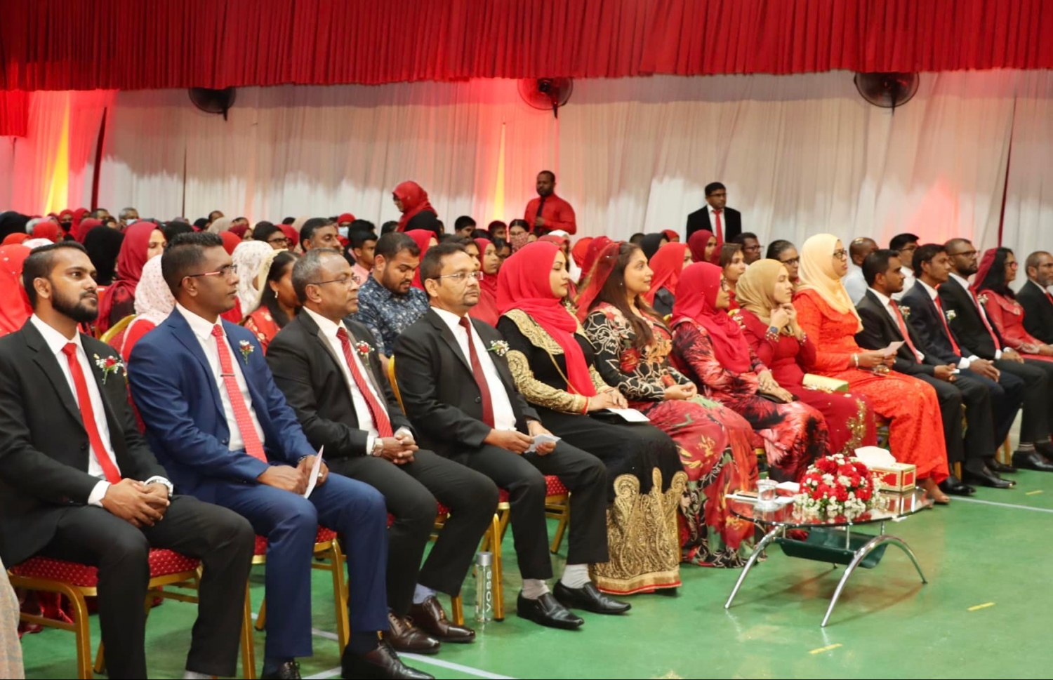 އިސްކަންދަރު ސްކޫލްގެ އިނާމު ދިނުމުގެ ޖަލްސާގައި އެޑިއުކޭޝަން މިނިސްޓަރު ޑރ. އައިޝަތު އަލީއާ ޓްރާންސްޕޯޓު މިނިސްޓަރު ނަހުލާ އަދި އެޑިއުކޭޝަންގެ އިސްވެރިންނާއި ސްކޫލްގެ ޕްރިންސިޕަލް ސައީދު ބައިވެރިވެވަޑައިގަންނަވަނީ.-- ފޮޓޯ: އެޑިއުކޭޝަން މިނިސްޓްރީ