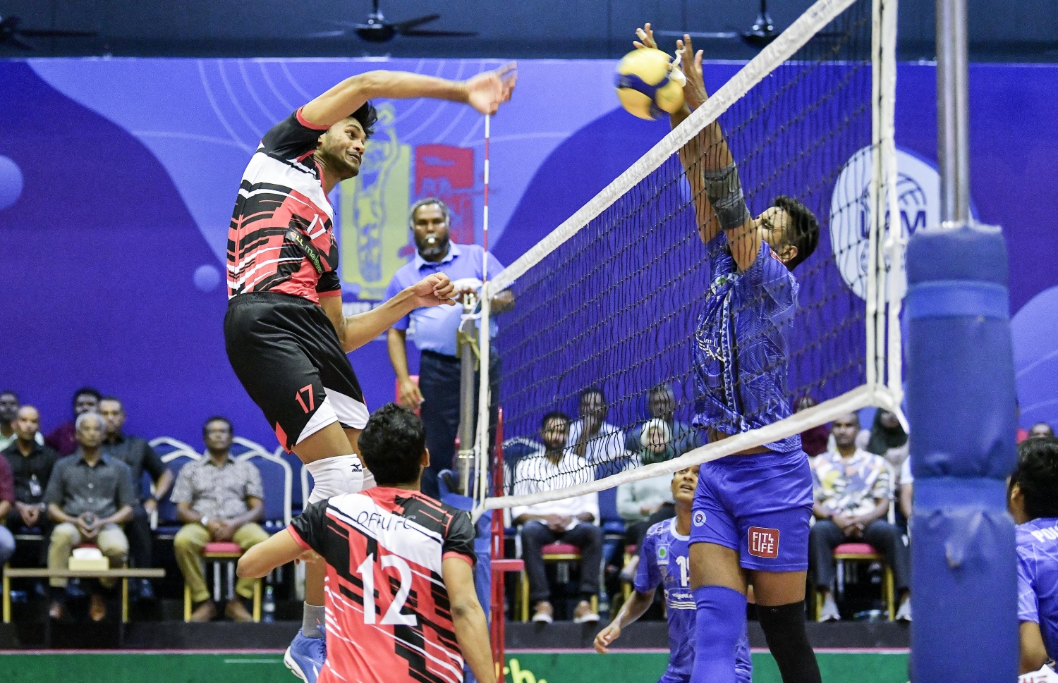 ޕޮލިސް ކްލަބާއި އޮފު އެފްސީ، އެސޯސިއޭޝަން ކަޕުގައި ކުޅުނު މެޗުގެ ތެރެއިން އޮފު އެފްސީގެ ކުޅުންތެރިއަކު ބޯޅަފޮނުވާލަނީ.-- ފޮޓޯ: ނިޝާން އަލީ/ މިހާރު