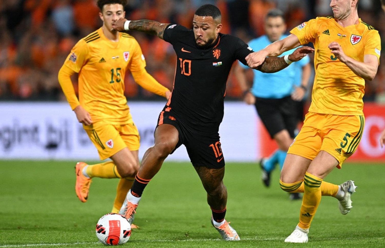 ނެދަލެންޑްސް މޮޅުކޮށްދިން ލަނޑު ޖެހި ޑިޕާއި ބޯޅަ ހިފައިގެން ކުރިއަށް ދާޏް މަސައްކަތް ކުރަނީ.-- ފޮޓޯ: އޭއެފްޕީ