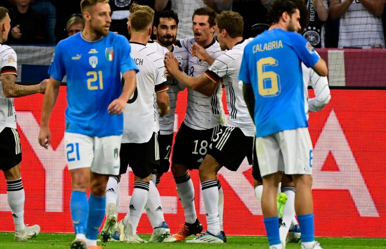 ގުންޑޮގާން، ޖަރުމަނުގެ ދެވަނަ ލަނޑު ޖެހުމަށް ފަހު ޓީމު ކުޅުންތެރިންނާ އެކު އުފާފާޅުކުރަނީ.-- ފޮޓޯ: އޭއެފްޕީ