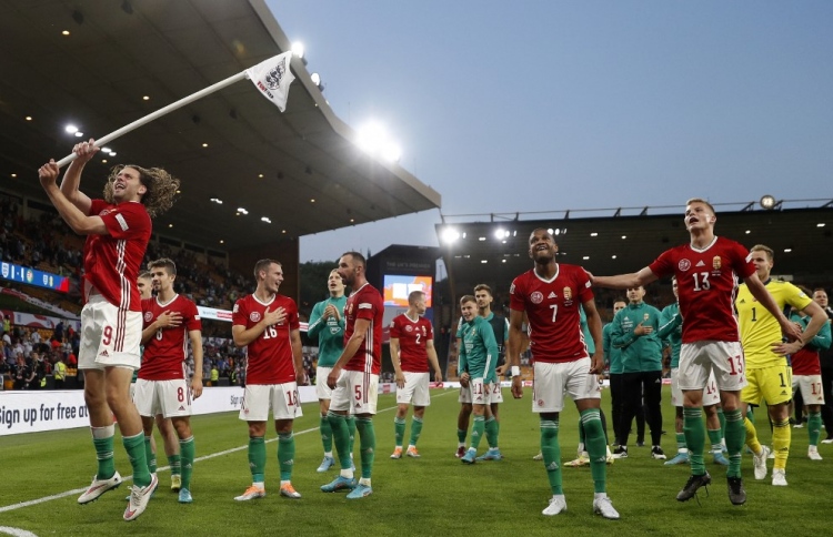 ސަޕޯޓަރުން ކުރިމަތީގައި އިނގިރޭސީން ލަދުގަންނަވާލައިފި