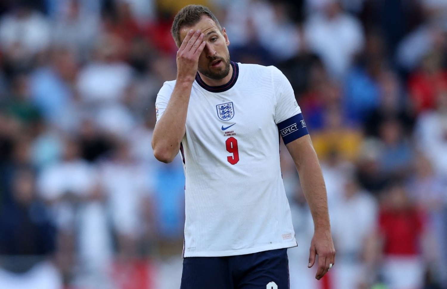 މެޗަށް ފަހު އިންގްލެންޑުގެ ކެޕްޓަން ހެރީ ކޭން ކަންބޮޑުވެފައި.-- ފޮޓޯ: އޭއެފްޕީ