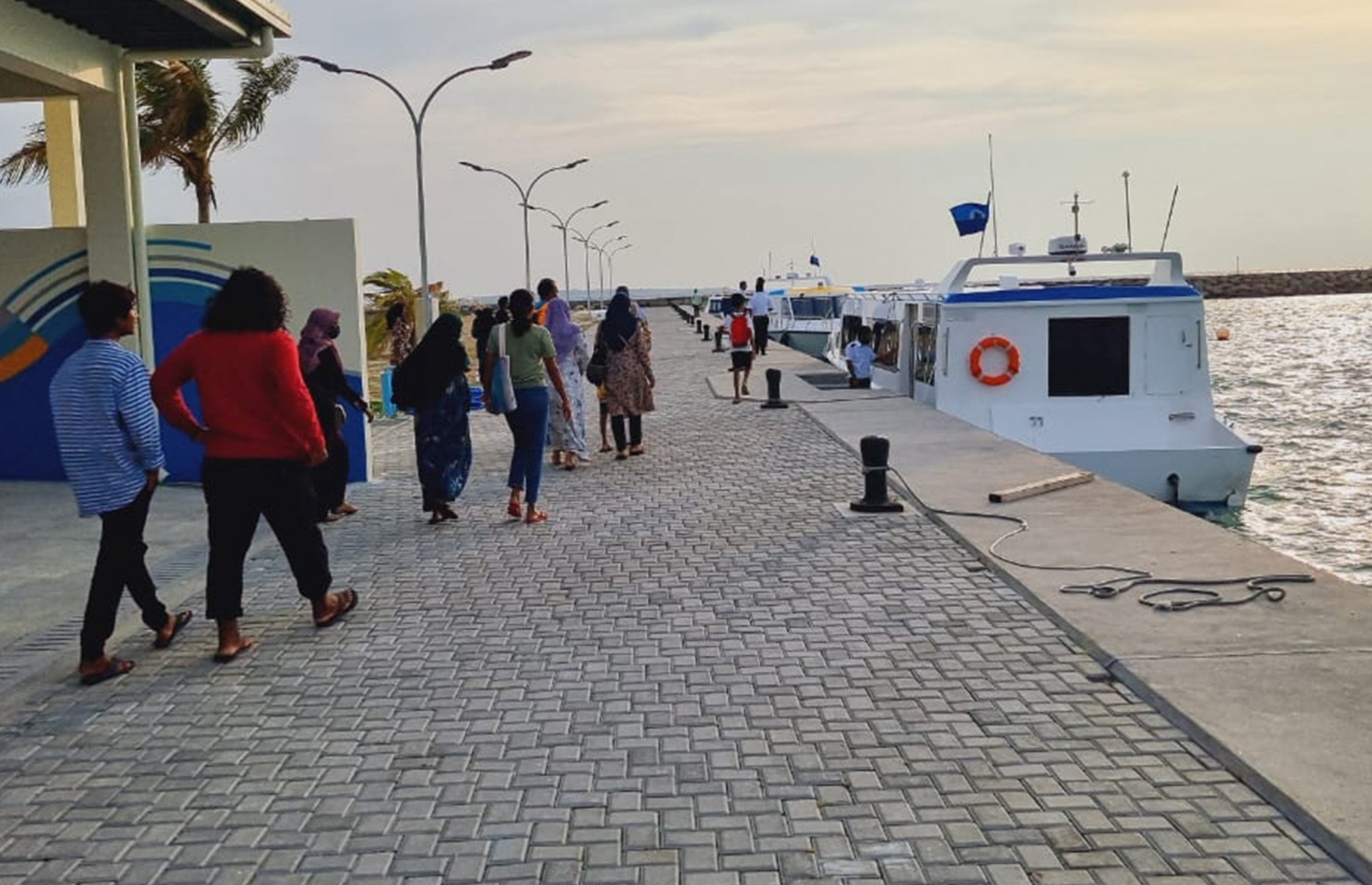 އާރްޓީއެލް ފެރީއަށް ބަޔަކު އަރަން ދަނީ. މި ފެރީން އަތޮޅުުގެ ހުރިހާ ރަށަކަށް ދެވޭނެ--ފޮޓޯ:އެމްޓީސީސީ