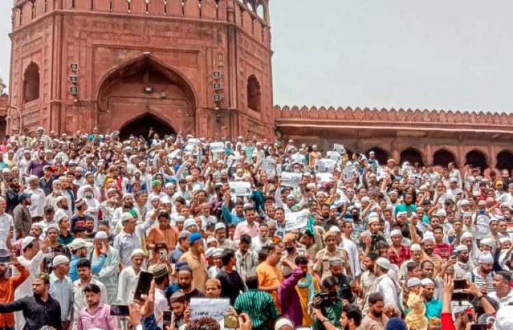 މުޒާހަރާ ރޭވިކަމަށް ބުނެ 72 އަހަރުގެ މީހަކު ހައްޔަރު