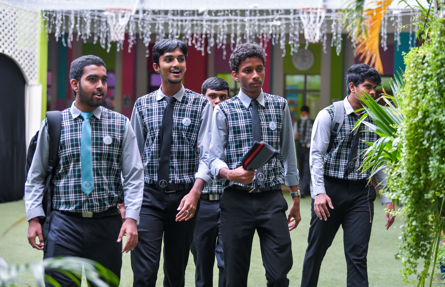 އަހުމަދިއްޔާ ސްކޫލްގެ ދަރިވަރުންތަކެއް. -- ފޮޓޯ: ފަޔާޒް މޫސާ | މިހާރު