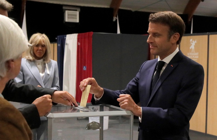 މެކްރޯނަށް ޕާލެމެންޓްގެ އަގުލަބިއްޔަތު ގެއްލިއްޖެ