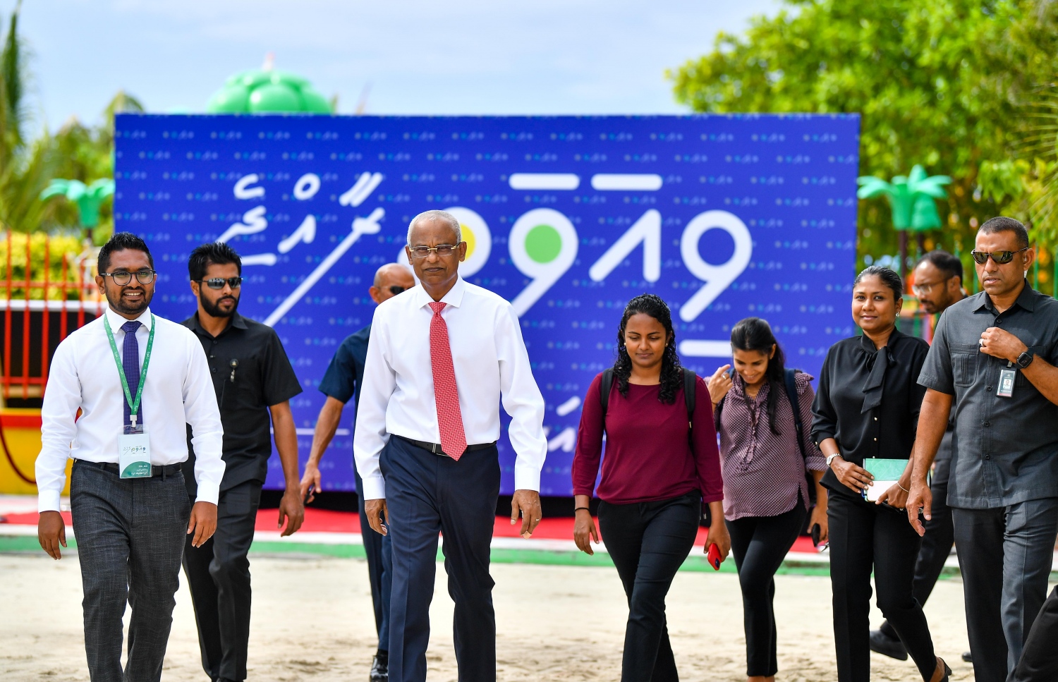 ވިއަވަތި ރާއްޖެ ކޮންފަރެންސްގައި ރައީސް: އެމަނިކުފާނުގެ ދެ ވަނަ ދައުރަަށް ވާދަކުރައްވާނެ ކަން ގިނަ ވަޒީރުން ވަނީ އިއުލާންކުރައްވާފައި.