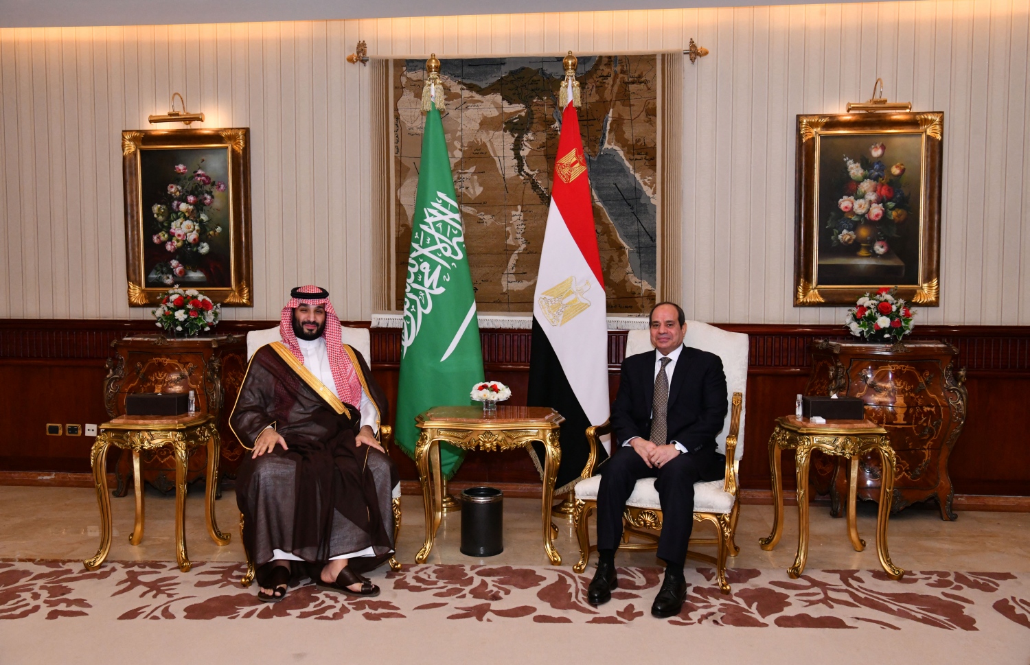 މިސްރަށް ކުރައްވާ ރަސްމީ ދަތުރުފުޅެއްގައި ސައޫދީ ވަލީ އަހުދު، އަމީރް މުހައްމަދު ބިން ސަލްމާން (ވ)، ޖޫން 20، 2022 ގައި ގާހިރާ އަށް ވަޑައިގަތުމުން، މިސްރުގެ ރައީސް އަބްުދުލް ފައްތާހް އައްސީސީ، މިސްރުގެ ރިއާސީ ގަނޑުވަރުގައި، އަމީރް މުހައްމަދަށް މަރުހަބާ ދަންނަވަނީ. -- އޭއެފްޕީ