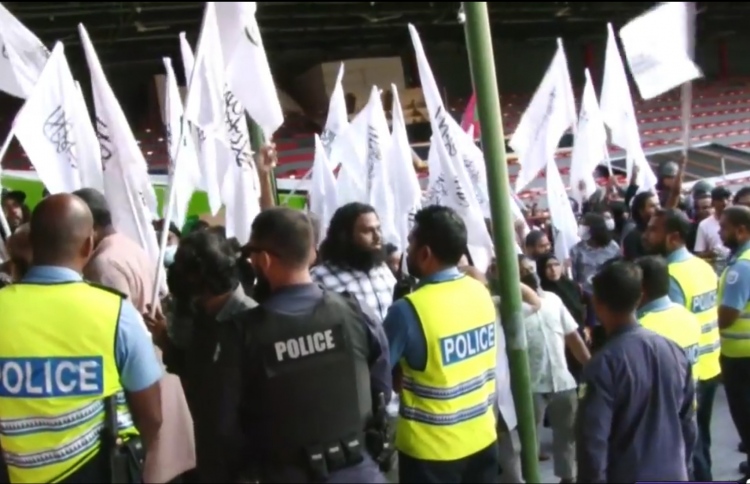 ޔޯގާ ހަމަނުޖެހުމުގައި ފުލުހުންނަށް ތުހުމަތުގެ އިނގިލި!