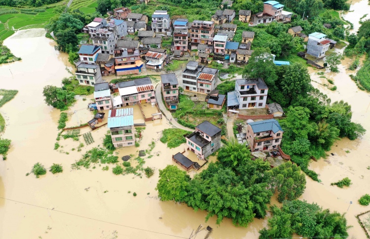 ފެންބޮޑުވެ ޗައިނާގެ ބައި މިލިއަން މީހުންނަށް ގެއްލުން