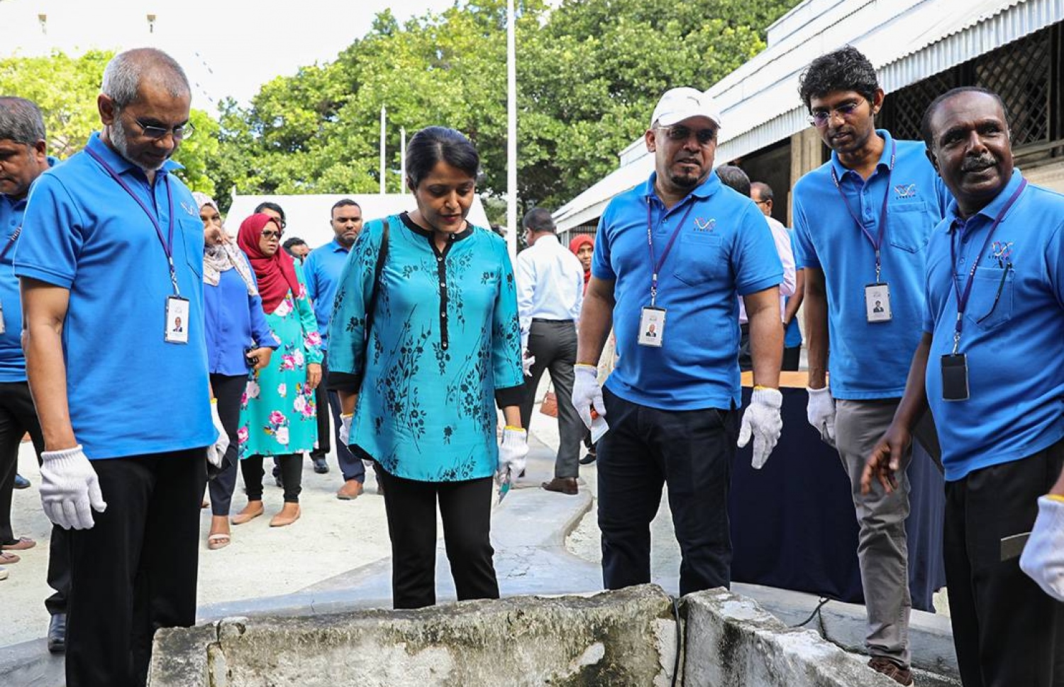 ސްޓެލްކޯގެ އިސްވެރިންނާއެކު މިނިސްޓަރު ޔުމްނާ މިސްކިތުގެ ފެންވަޅެއް އިއްޔެ ބައްލަވާލައްވަނީ ---ފޮޓޯ: ސްޓެލްކޯ