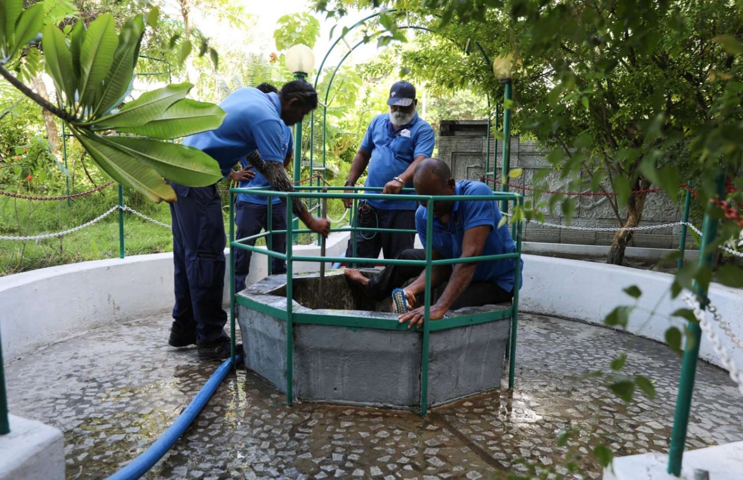 މާލޭ ހުކުރު މިސްކިތުގެ ފެންވަޅެއް، ސްޓެލްކޯގެ ބައެއް މުވައްޒަފުން އިއްޔެ ސާފުކުރަނީ ---ފޮޓޯ: ސްޓެލްކޯ