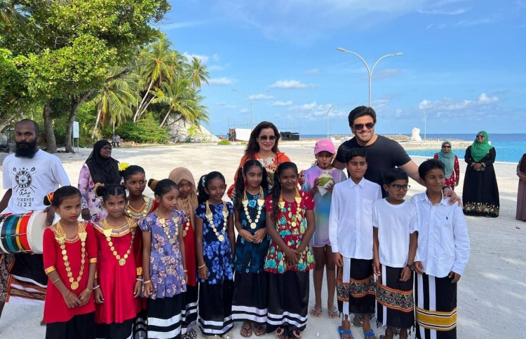 ނީޅަމް އާއި އޭނާގެ ފިރިމީހާއަށް ރިނބުދޫން މަރުހަބާ ކިޔުން.