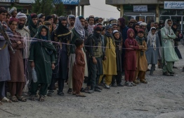 Afghan people queue up in a line to donate blood for the earthquake victims being treated at a hospital in the city of Sharan after getting injured in an earthquake in Gayan district, Paktika province on June 22, 2022. - The 5.9-magnitude quake, which killed at least 1,000 people, struck hardest in the rugged east, where people already lead hardscrabble lives in the grip of a humanitarian crisis made worse since the Taliban takeover in August. -- Photo: Ahmad Sahel Arman / AFP