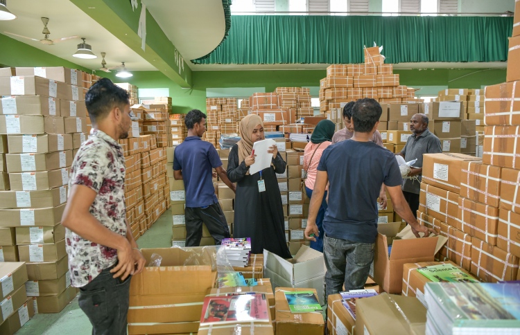 ފޮތްތަކާއި ޓީޗަރުން ހަމަވާނެ، ދިރާސީ އަހަރަށް ތައްޔާރު