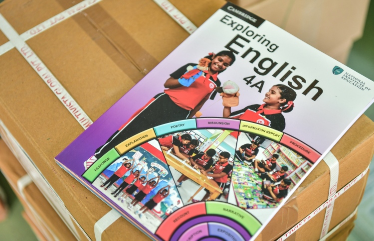 ދަރިވަރުން އިނގިރޭސި ބަހަށް ރަނގަޅުކުރަން ފޮތް ހޯދަނީ