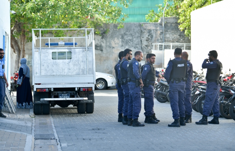 ގާނޫނަށް ބުރޫ އަރާ ކަމެއް ނުކުރަން އިންޒާރު ދީފި