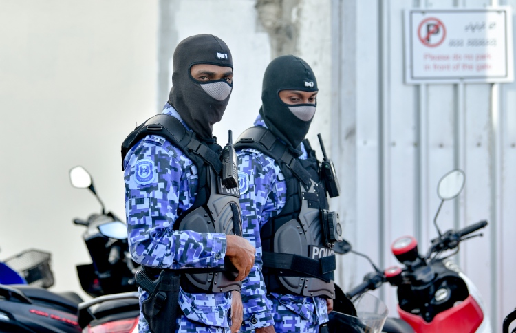 ފުލުހުންނަށް ހަމަލާދިން މައްސަލާގައި ހަ މީހަކު ބަންދަށް