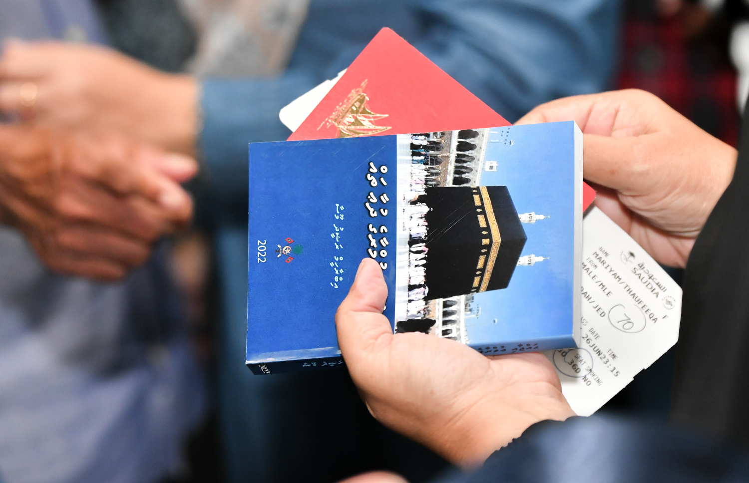 ހައްޖާއި އުމްރާގެ ދުއާތައް ހިމެނޭ ފޮތަކާއި ޕާސްޕޯޓާއި ބޯޑިން ޕާސް ހައްޖަށް ދިޔަ މީހެއްގެ އަތުގައި.-- ފައިލް ފޮޓޯ: މިހާރު